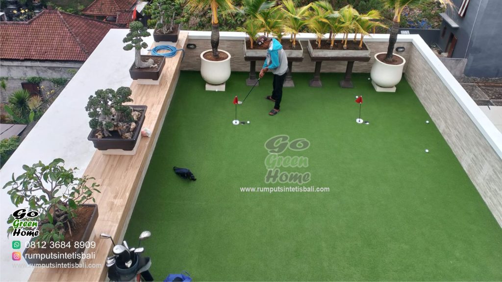 Proses Pemasangan Rumput Sintetis Rooftop Denpasar